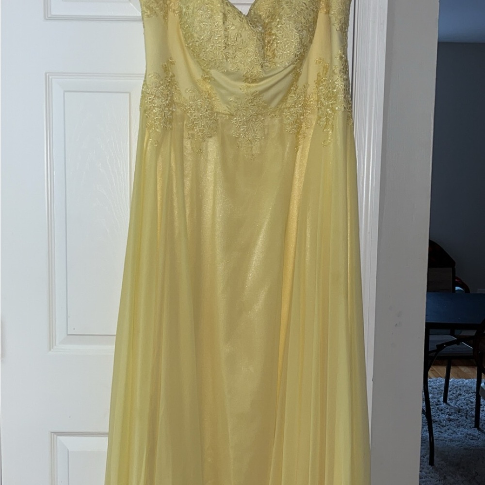 Elegant Yellow Lace Evening Gown